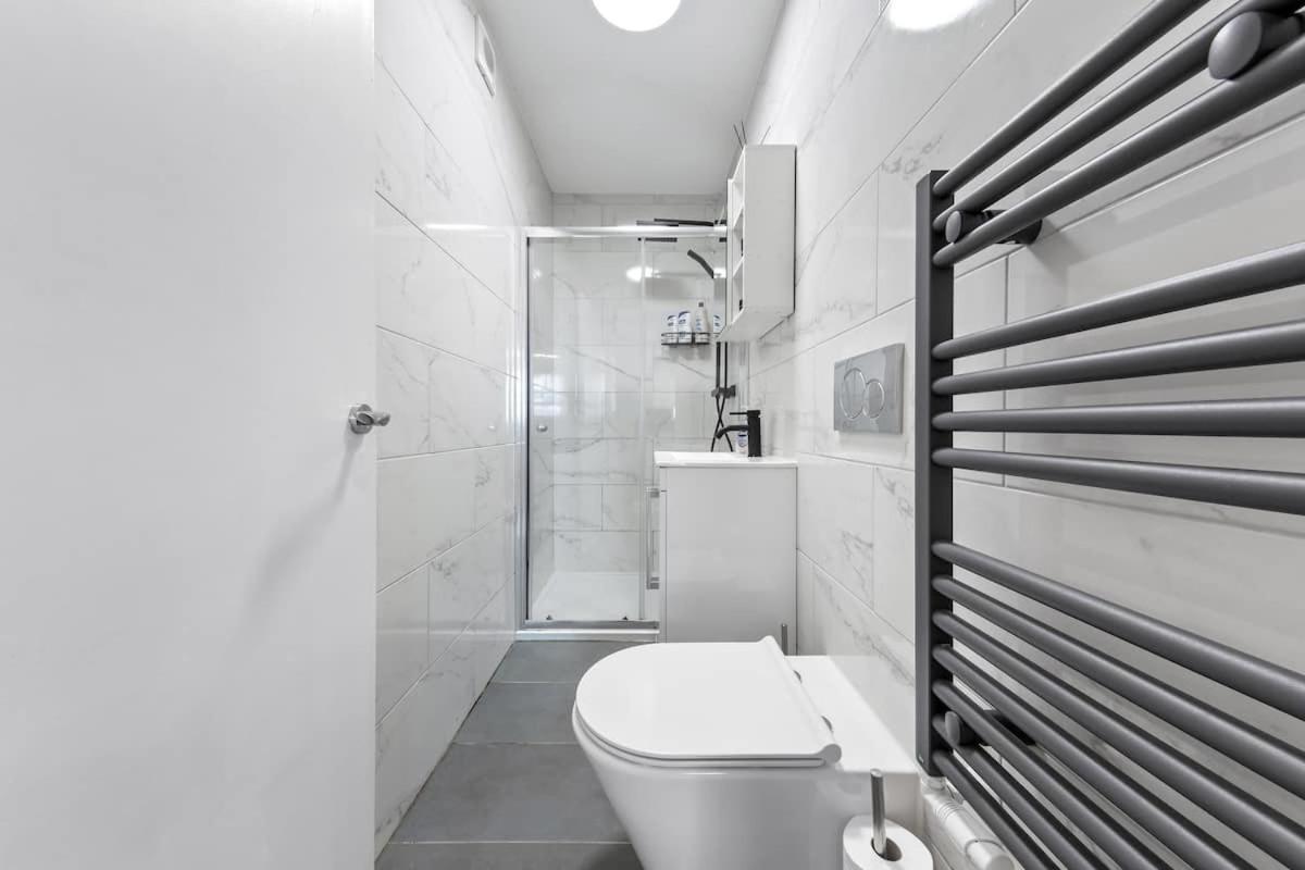 *brand New 1 Bedroom Flat In London* *